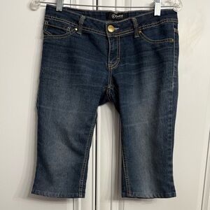 Rewash Women’s Size 3 Dark Blue Denim Capri Jeans with Decorative Back Pockets